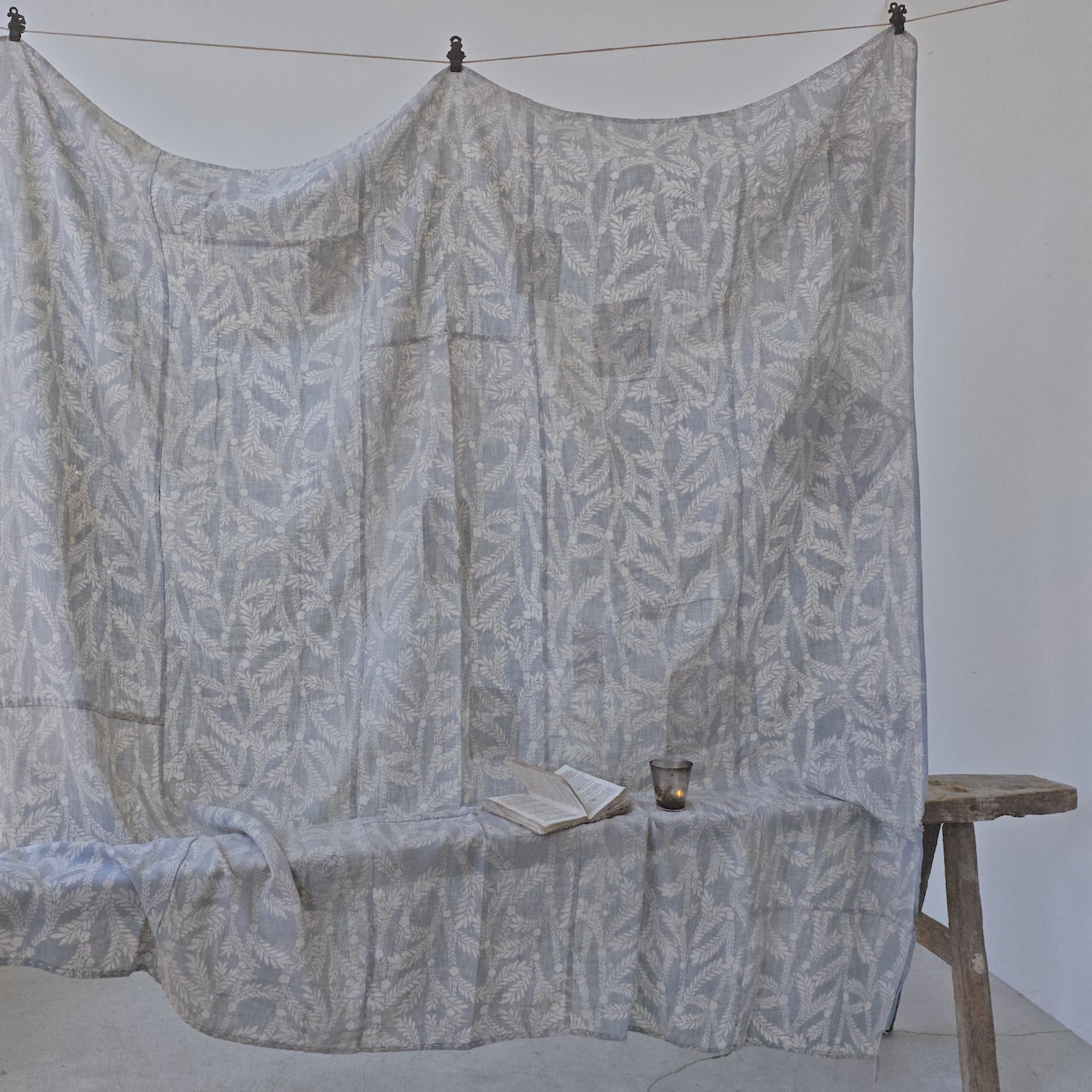Antique Cloth - flower & leaf pattern - 160 x 160
