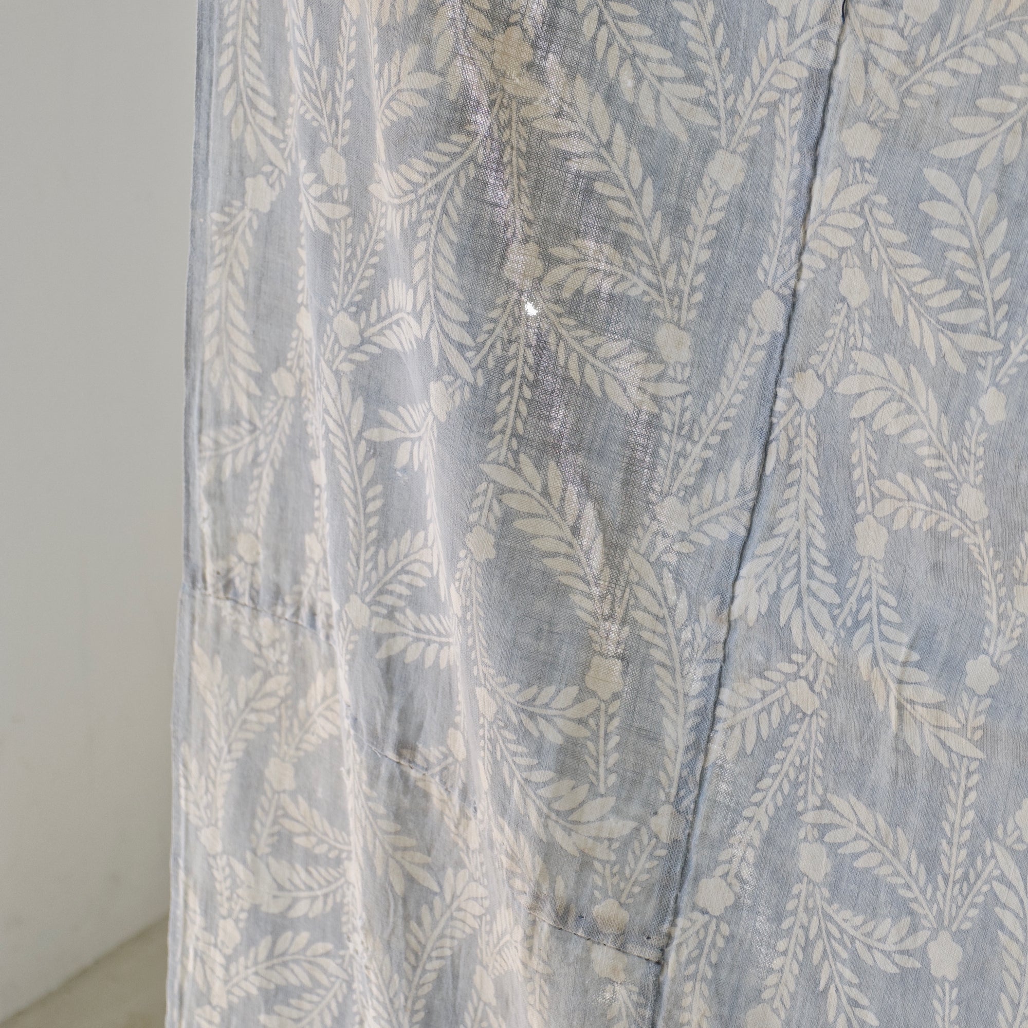 Antique Cloth - flower & leaf pattern - 160 x 160