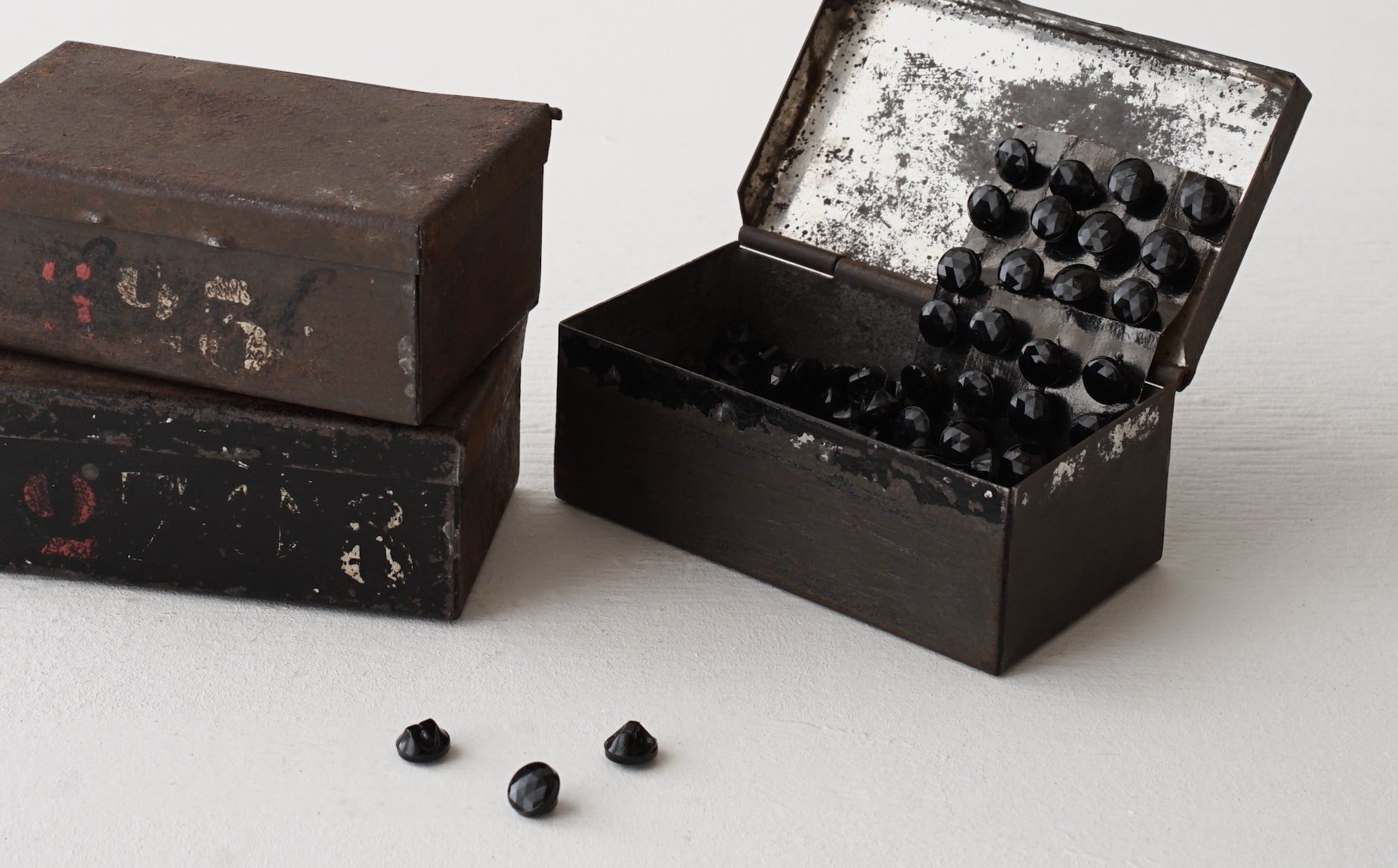 Black Glass Button - S -